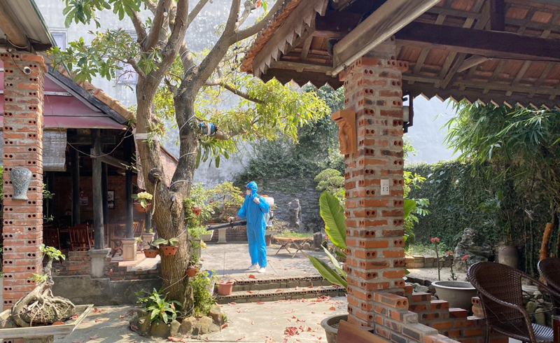 Bố Trạch chủ động phun hóa chất phòng, chống SXH tại các cơ sở dịch vụ ăn uống, nơi tập trung đông người.