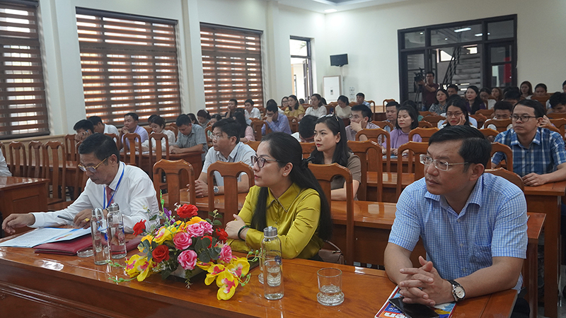 Các đại biểu tham dự lễ khai giảng lớp học.