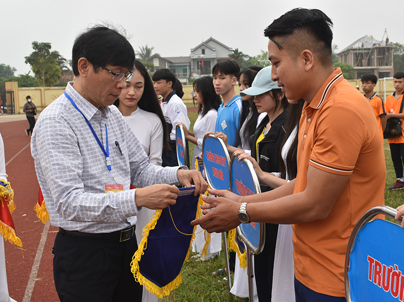 Ban tổ chức tặng cờ lưu niệm cho các đoàn tham gia giải
