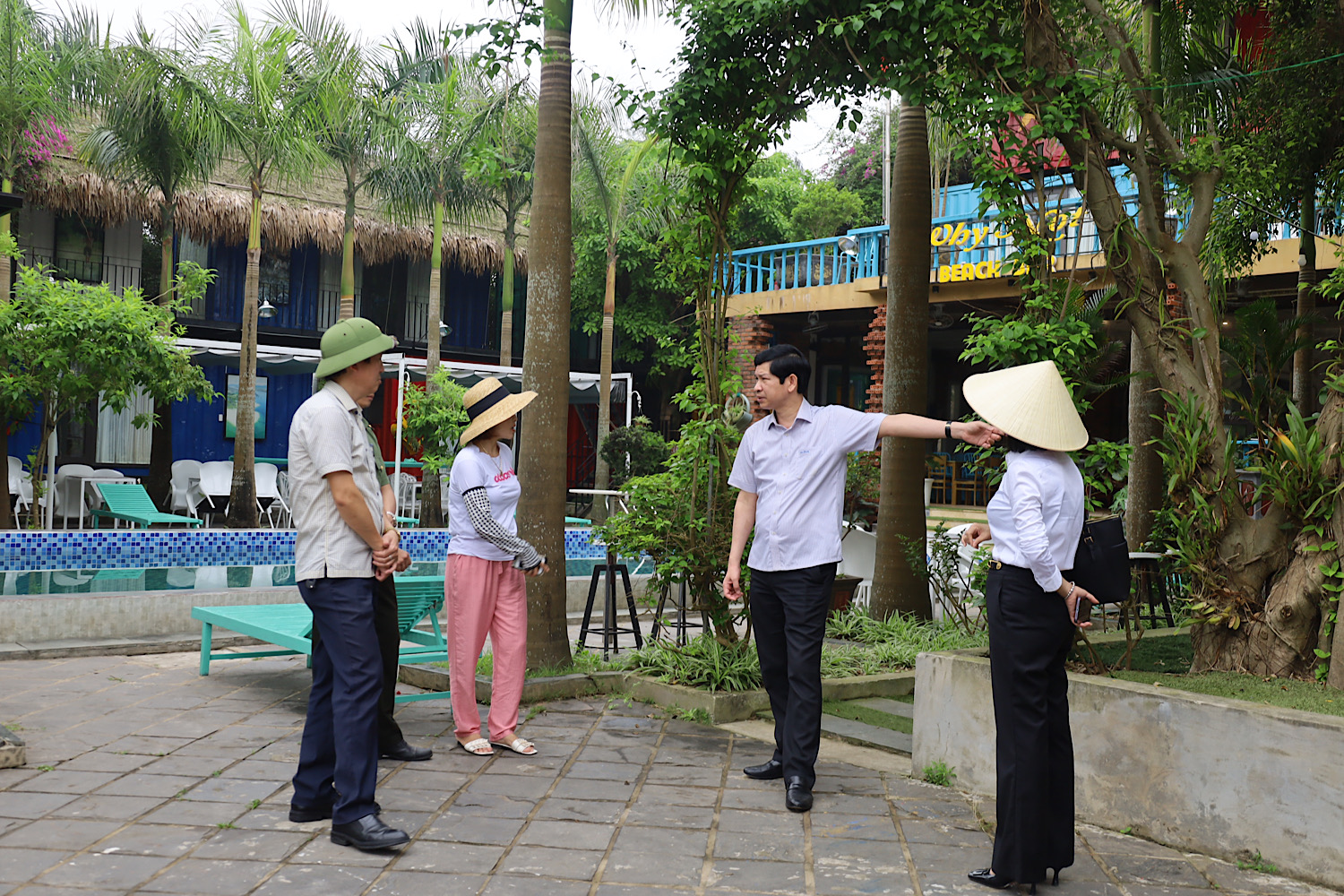 Đồng chí Phó Chủ tịch UBND tỉnh kiểm tra tại cơ sở lưu trú Why Not khu vực bãi biển Nhật Lệ.