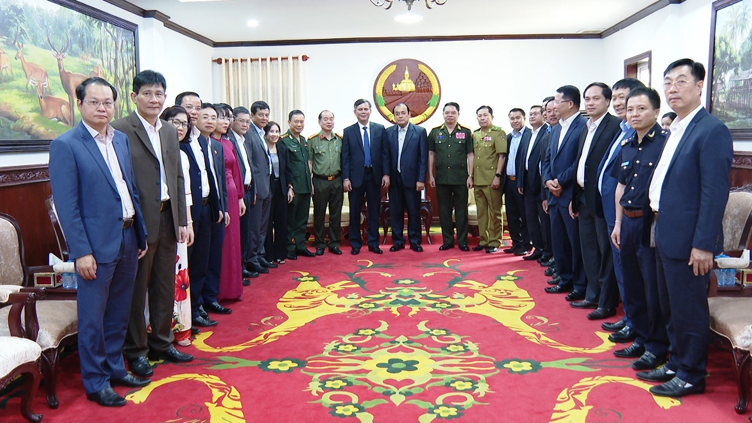 Hai đoàn chụp ảnh lưu niệm