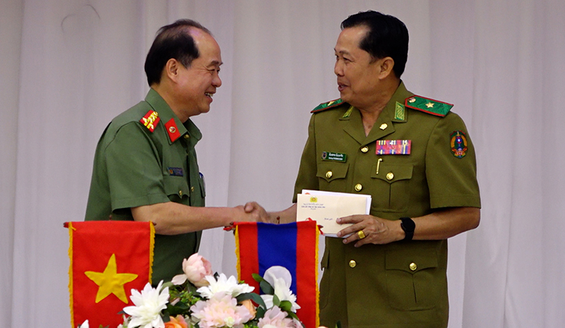 Đại tá Nguyễn Hữu Hợp, Giám đốc Công an tỉnh Quảng Bình, đại diện đoàn công tác tặng quà Công an tỉnh, cá nhân đồng chí giám đốc và các cá nhân Công an tỉnh Sạ-vẳn-na-khệt, nước CHDCND Lào