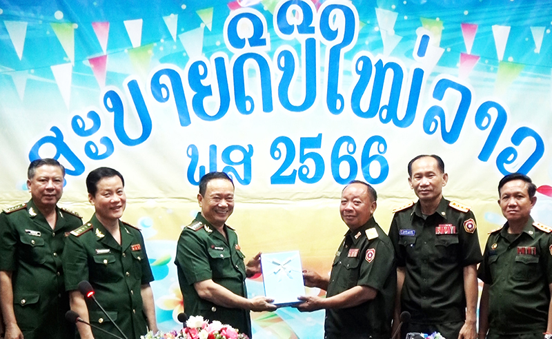 Đại tá Trịnh Thanh Bình, Tỉnh ủy viên, Chỉ huy trưởng  BCH Bộ đội Biên phòng Quảng Bình chúc mừng cán bộ, chiến sỹ Bộ Chỉ huy Quân sự tỉnh Khăm Muồn.