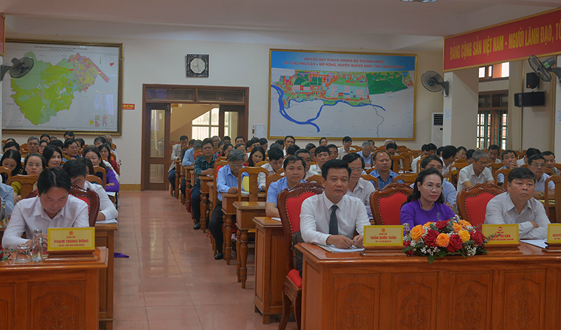 Các đại biểu tham dự buổi lễ.