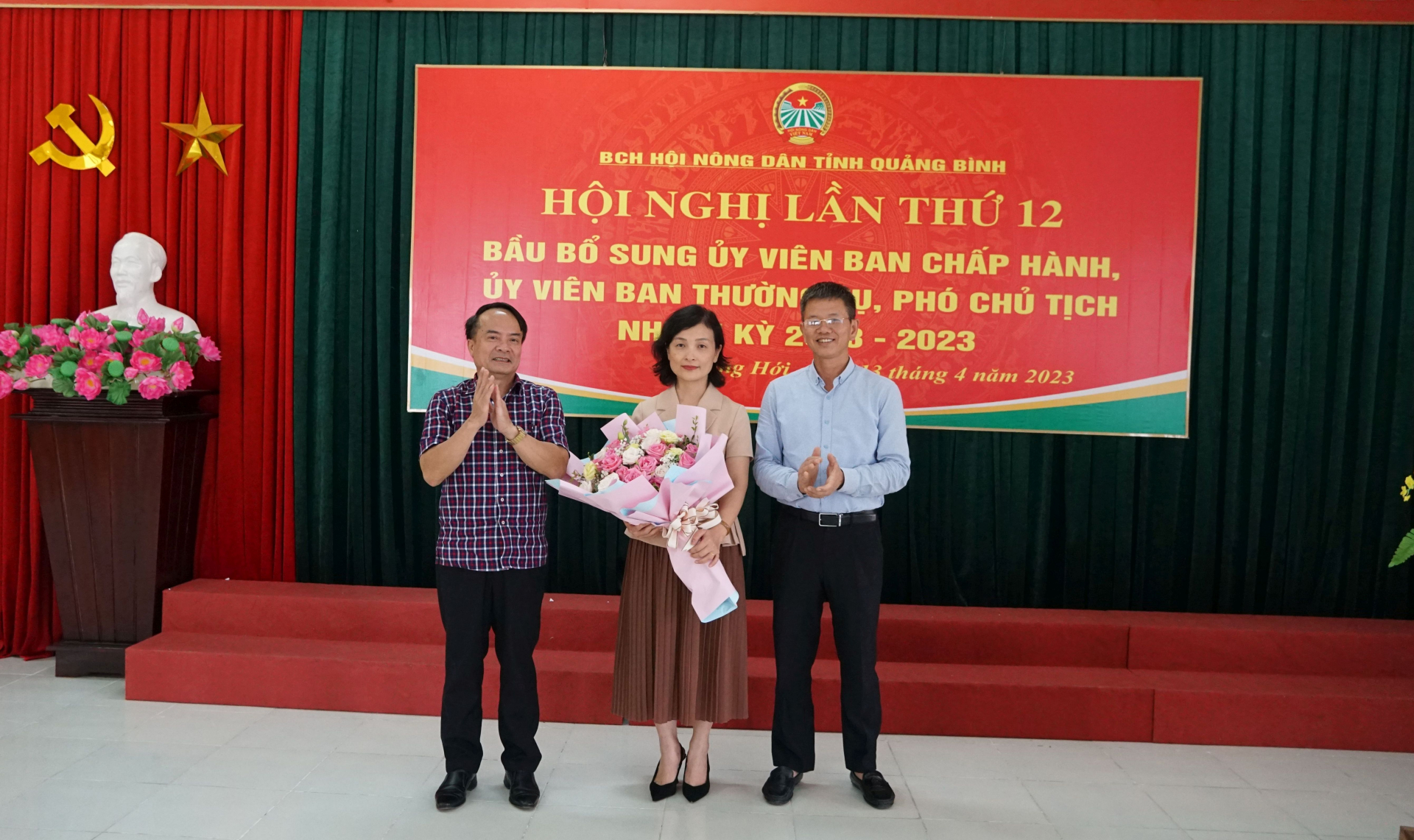Thường trực Hội Nông dân tỉnh tặng hoa chúc mừng đồng chí Đỗ Thị Hoài Thu.