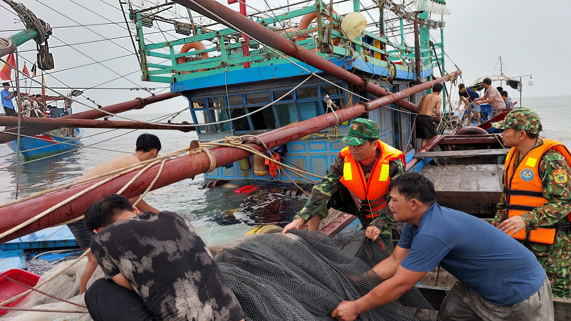  Cán bộ chiến sỹ Đồn Biên phòng Roòn phối hợp với lực lượng ứng cứu tàu QB93786TS bị chìm trên biển.
