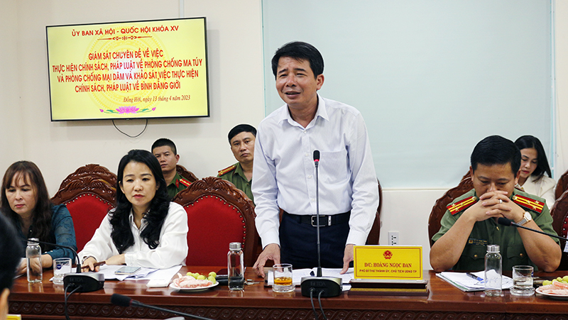 Lãnh đaọ TP. Đồng Hới báo cáo đoàn giám sát. 