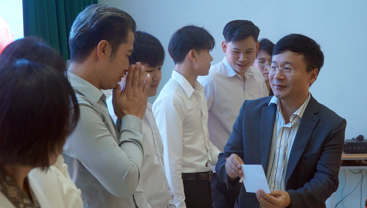 Lãnh đạo Sở Ngoại vụ trao quà cho sinh viên Lào
