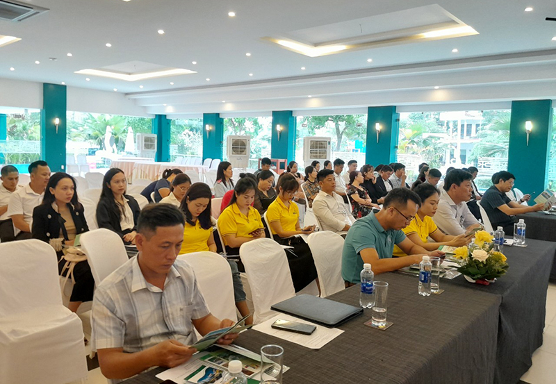 Tham dự hội nghị có các doanh nghiệp, tổ chức, cá nhân kinh doanh dịch vụ du lịch và các hướng dẫn viên du lịch trên địa bàn. 