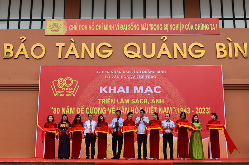 Lễ cắt băng khai mạc triển lãm