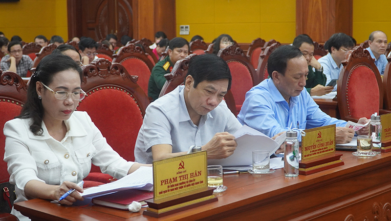 Đồng chí Phó Bí thư Thường trực Tỉnh ủy Trần Hải Châu, Phó trưởng Ban Chỉ đạo KVPT và PTDS tỉnh và các đồng chí trong Ban Thường vụ Tỉnh ủy tham dự hội nghị