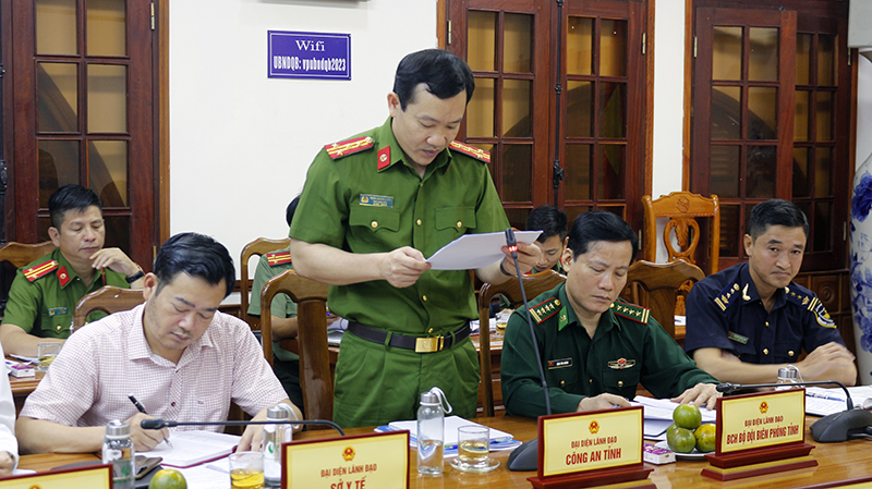 Lãnh đạo Công an tỉnh báo cáo tại buổi giám sát.