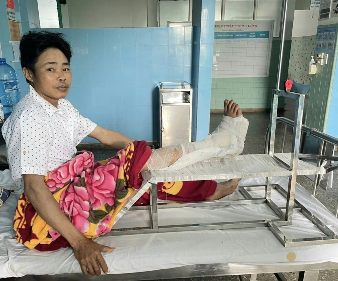 Bệnh nhân đang được theo dõi và tiếp tục điều trị để được đánh giá, tập vật lý trị liệu phục hồi dần chức năng