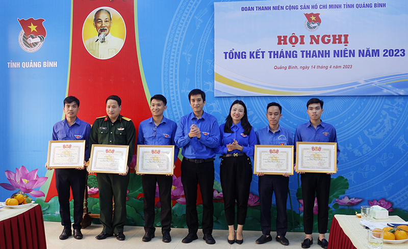 Tặng bằng khen cho các tập thể.