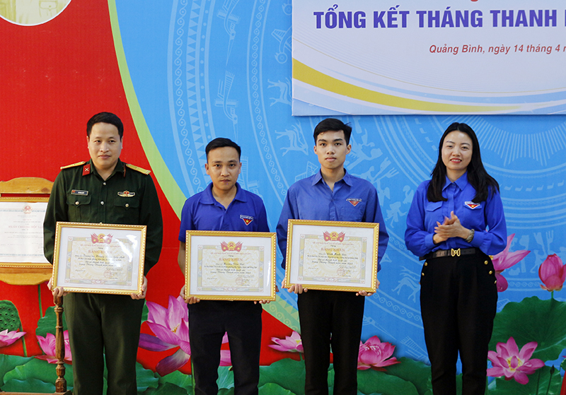 Tặng bằng khen cho các cá nhân.