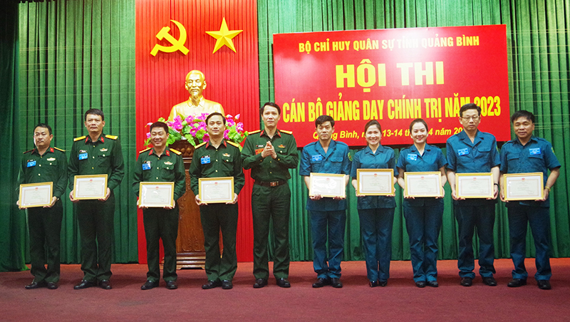 Trao giải cho các cá nhân xuất sắc.