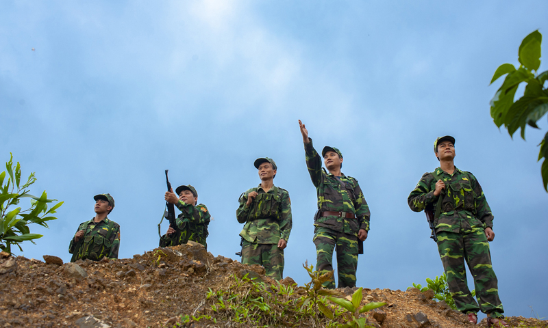 Người gửi: Phạm Văn Thức Tiêu đề: Ảnh minh hoạ: Bài thơ Giai điệu tháng tư Ghi chú xuất bản: Dùng ảnh dưới. Ảnh: Chiến sĩ Đồn Biên phòng Ra Mai.