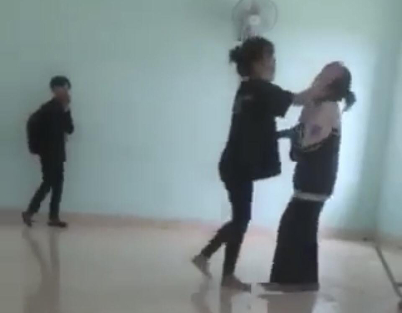 Học sinh N.H.A.N. đang đánh T.H.B.H. (ảnh chụp lại từ clip)