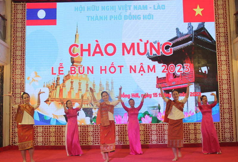 Một tiết mục văn nghệ tại buổi gặp mặt.