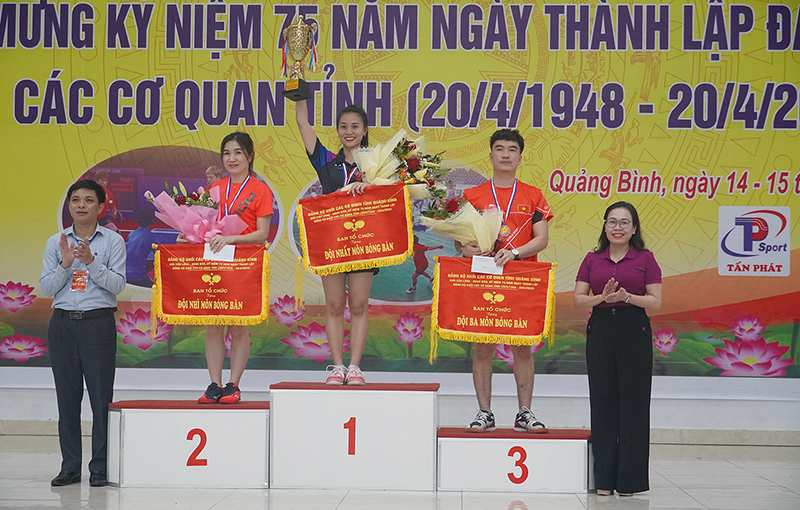 Đồng chí Phạm Thị Hân, Chủ tịch Ủy ban MTTQ Việt Nam tỉnh và đồng chí Trần Ngọc Thăng, Phó Bí thư Thường trực Đảng ủy Khối các cơ quan tỉnh trao giải nhất, nhì, ba bộ môn bóng bàn.