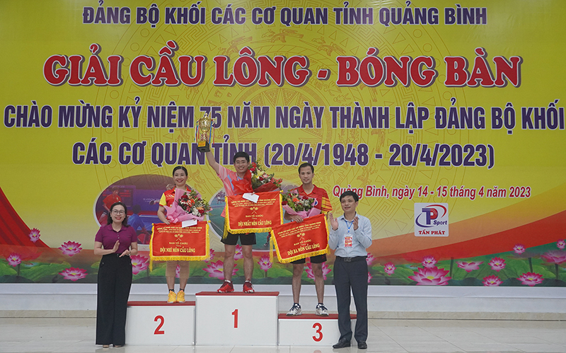 Đồng chí Phạm Thị Hân, Chủ tịch Ủy ban MTTQ Việt Nam tỉnh và đồng chí Trần Ngọc Thăng, Phó Bí thư Thường trực Đảng ủy Khối các cơ quan tỉnh trao giải nhất, nhì, ba bộ môn cầu lông.