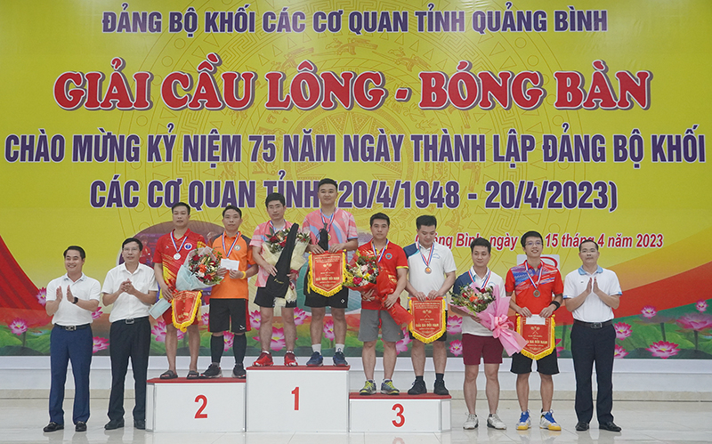 Ban Tổ chức trao giải nhất, nhì, ba nội dung đôi nam cầu lông.