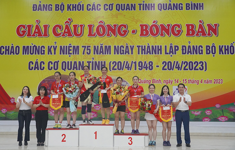 Ban Tổ chức trao giải nhất, nhì, ba nội dung đôi nữ cầu lông.