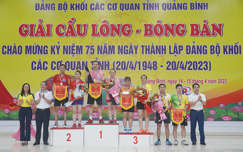 Ban Tổ chức trao giải nhất, nhì, ba nội dung đôi nam nữ cầu lông.