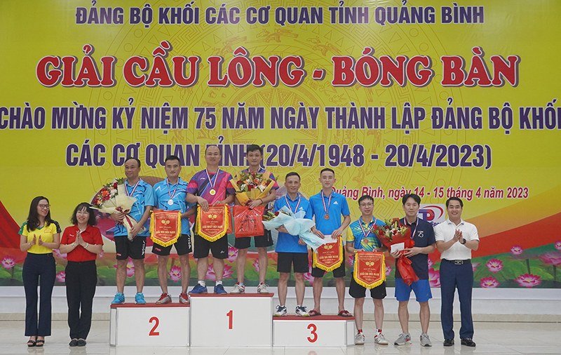 Ban Tổ chức trao giải nhất, nhì, ba nội dung đôi nam bóng bàn.