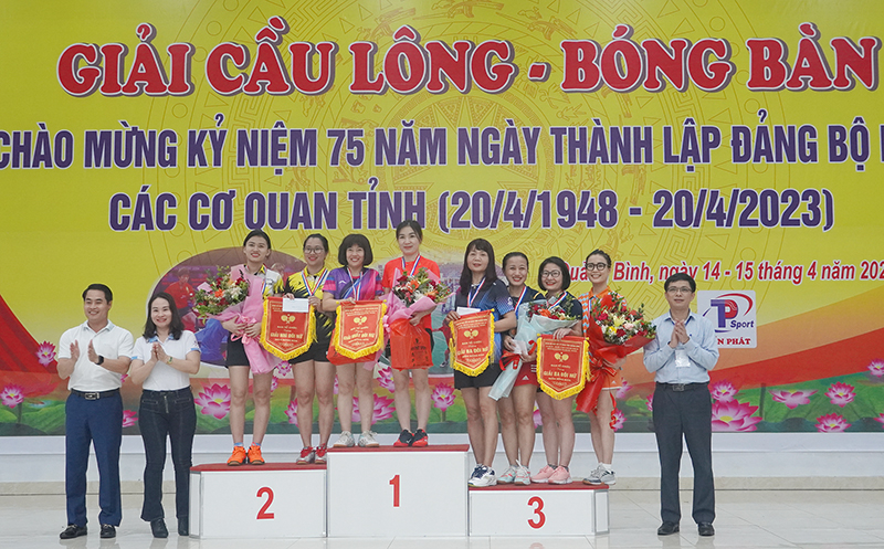Ban Tổ chức trao giải nhất, nhì, ba nội dung đôi nữ bóng bàn.