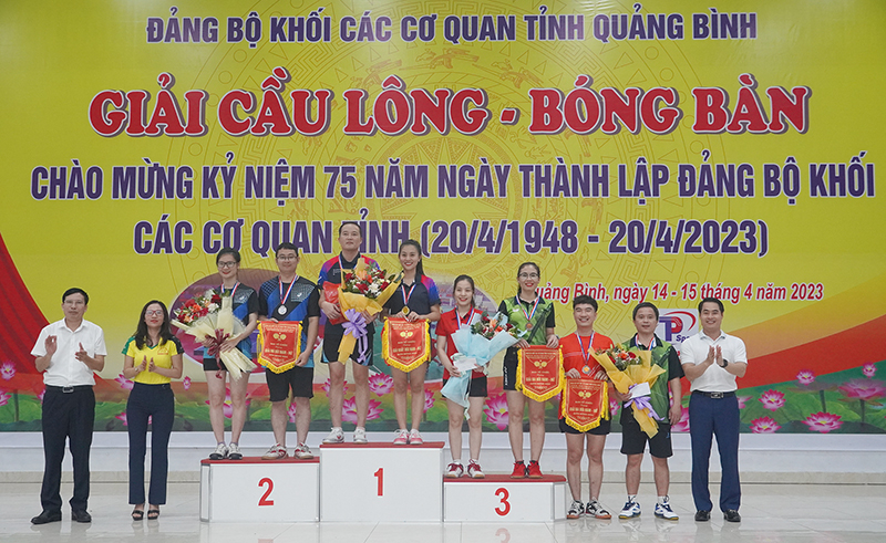 Ban Tổ chức trao giải nhất, nhì, ba nội dung đôi nam nữ bóng bàn.