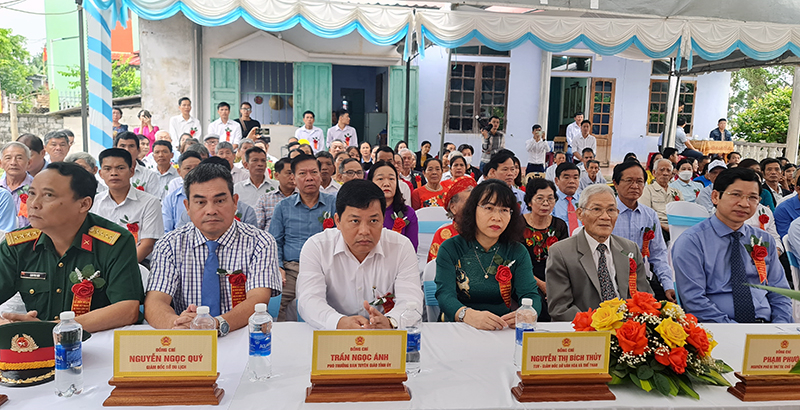 Các đại biểu tham dự buổi lễ.