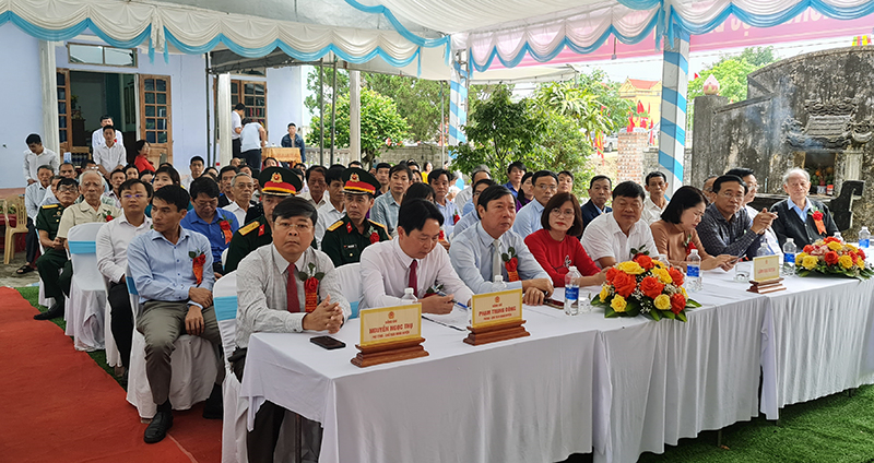 Các đại biểu tham dự buổi lễ.