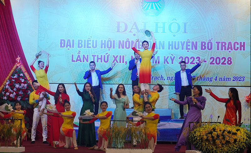 Các tiết mục văn nghệ chào mừng đại hội.
