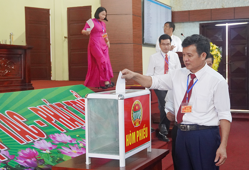 Các đại biểu bỏ phiếu bầu Ban Chấp hành Hội Nông dân huyện Bố Trạch khóa XII, nhiệm kỳ 2023-2028.