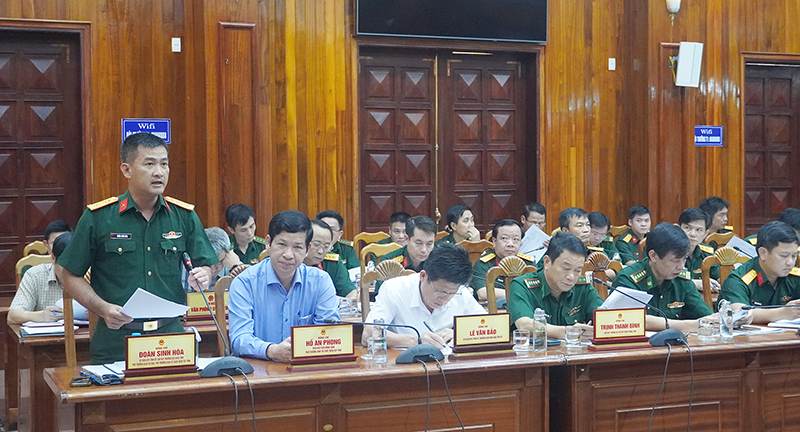 Đồng chí Đoàn Sinh Hòa, Chỉ huy trưởng, Bộ CHQS tỉnh báo cáo tóm tắt kế hoạch và công tác chuẩn bị diễn tập KVPT và PTDS tỉnh năm 2023.