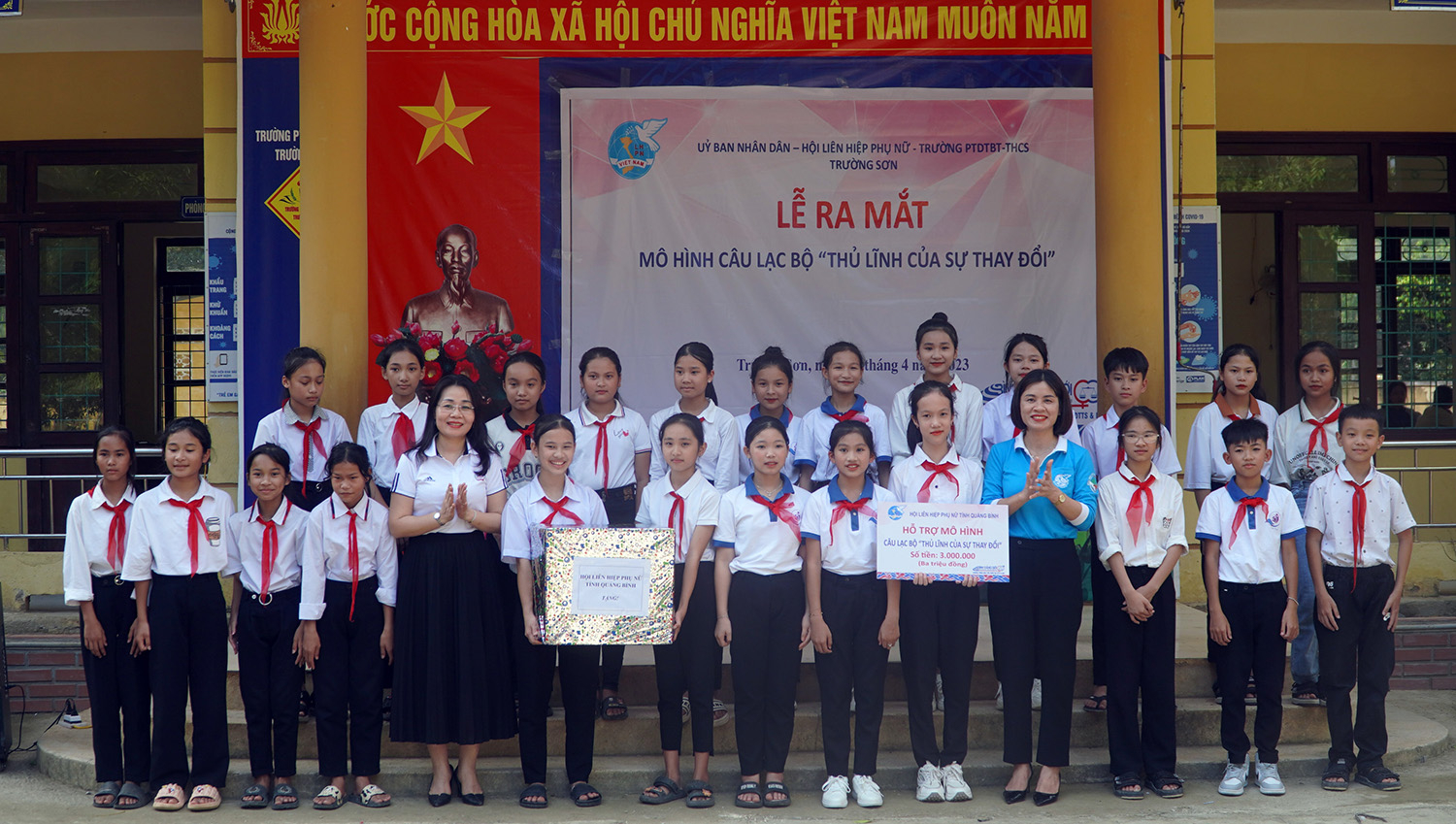 Đại diện lãnh đạo Hội LHPN tỉnh và Sở Giáo dục - Đào tạo trao quà cho CLB “Thủ lĩnh của sự thay đổi”
