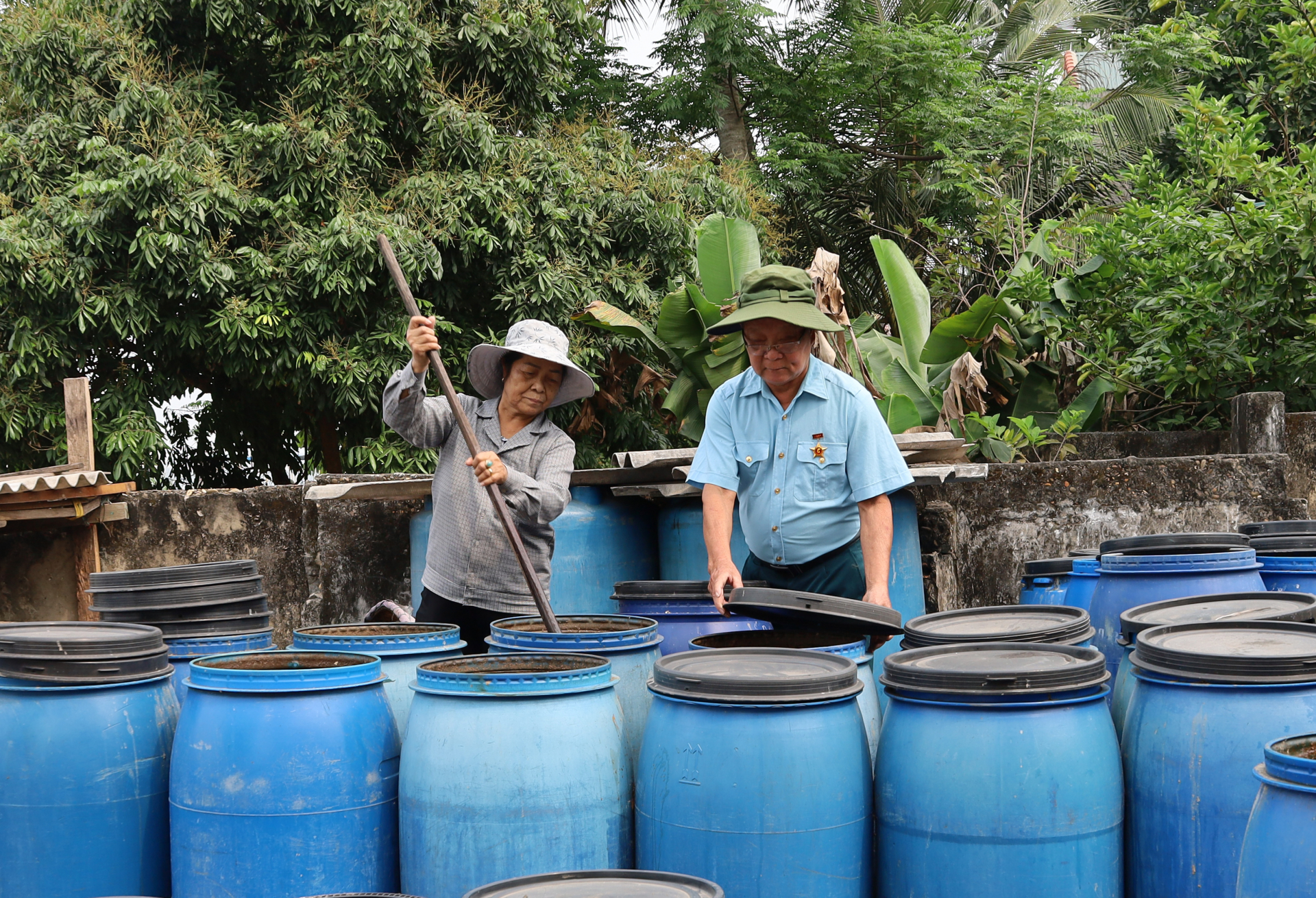 CCB Nguyễn Công Định đồng hành cùng vợ.