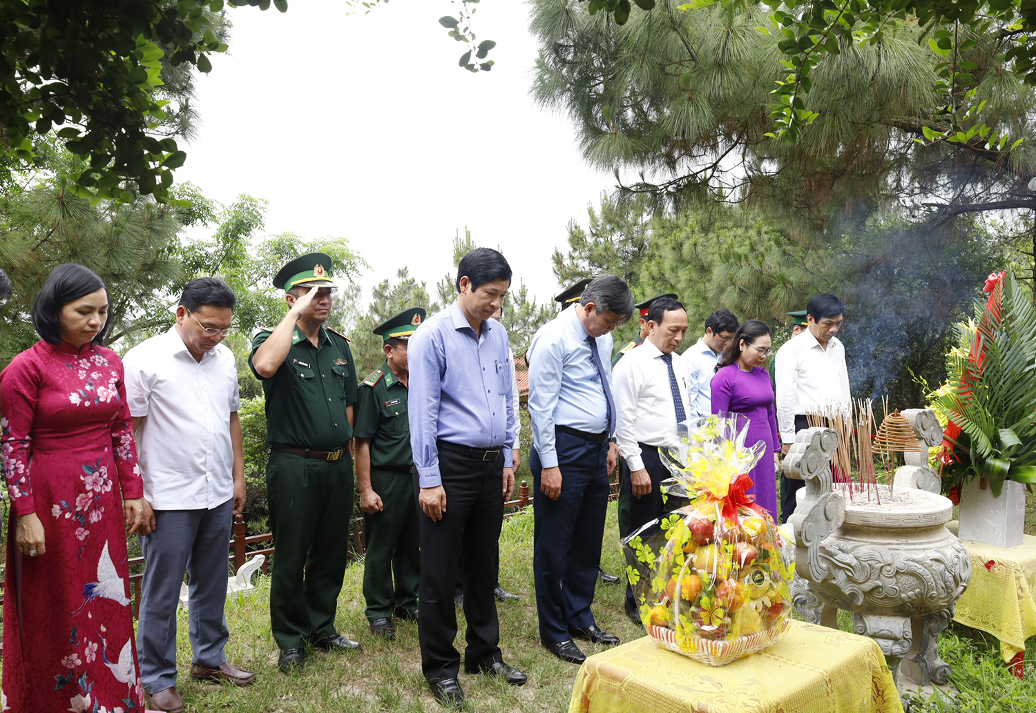 Các đồng chí lãnh đạo tỉnh dâng hương Đại tướng Võ Nguyên Giáp.