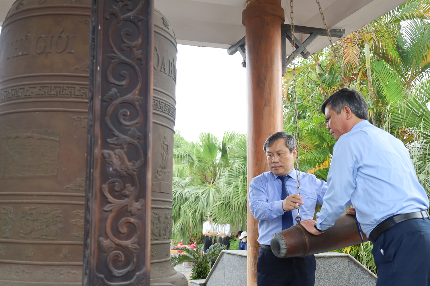 Đồng chí Vũ Đại Thắng, Ủy viên Trung ương Đảng, Bí thư Tỉnh ủy, Trưởng đoàn Đại biểu Quốc hội tỉnh và đồng chí Trần Thắng, Chủ tịch UBND tỉnh thực hiện nghi lễ thỉnh chuông tại tháp chuông Nghĩa trang Liệt sĩ Ba Dốc.