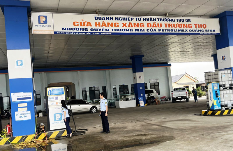 Đội QLTT số 2 kiểm việc chấp hành pháp luật trong kinh doanh hàng hóa đối với Cửa hàng xăng dầu Trường Thọ QB