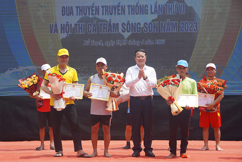 Ban tổ chức trao giải nhất, nhì, ba cho đội nam.