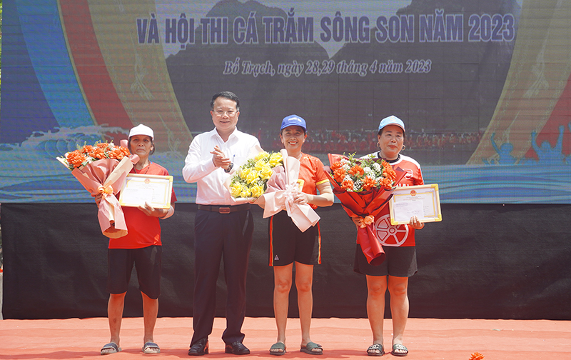 Ban Tổ chức trao giải nhất, nhì, ba cho các đội nữ.
