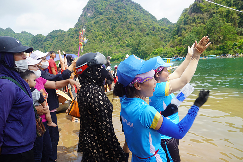 Đông đảo người dân tham gia cổ vũ.