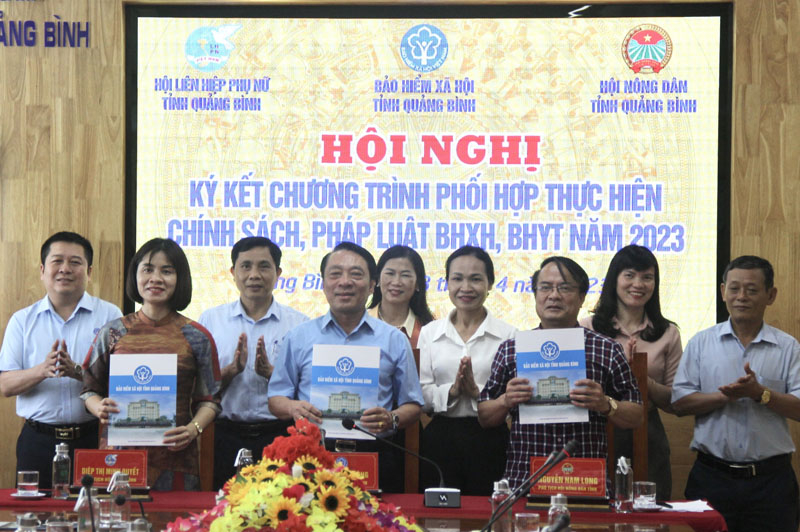Đại diện lãnh đạo BHXH, Hội Nông dân và Hội LHPN tỉnh ký kết chương trình phối hợp năm 2023.