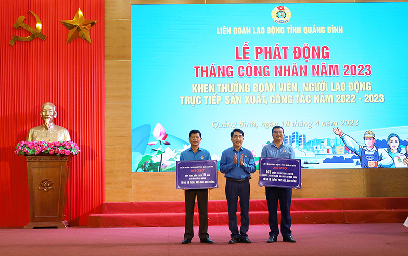 Đại diện lãnh đạo LĐLĐ tỉnh trao hỗ trợ kinh phí xây dựng, sửa chữa nhà “Mái ấm Công đoàn” và quà cho đoàn viên, người lao động có hoàn hoàn cảnh khó khăn nhân Tháng Công nhân năm 2023.