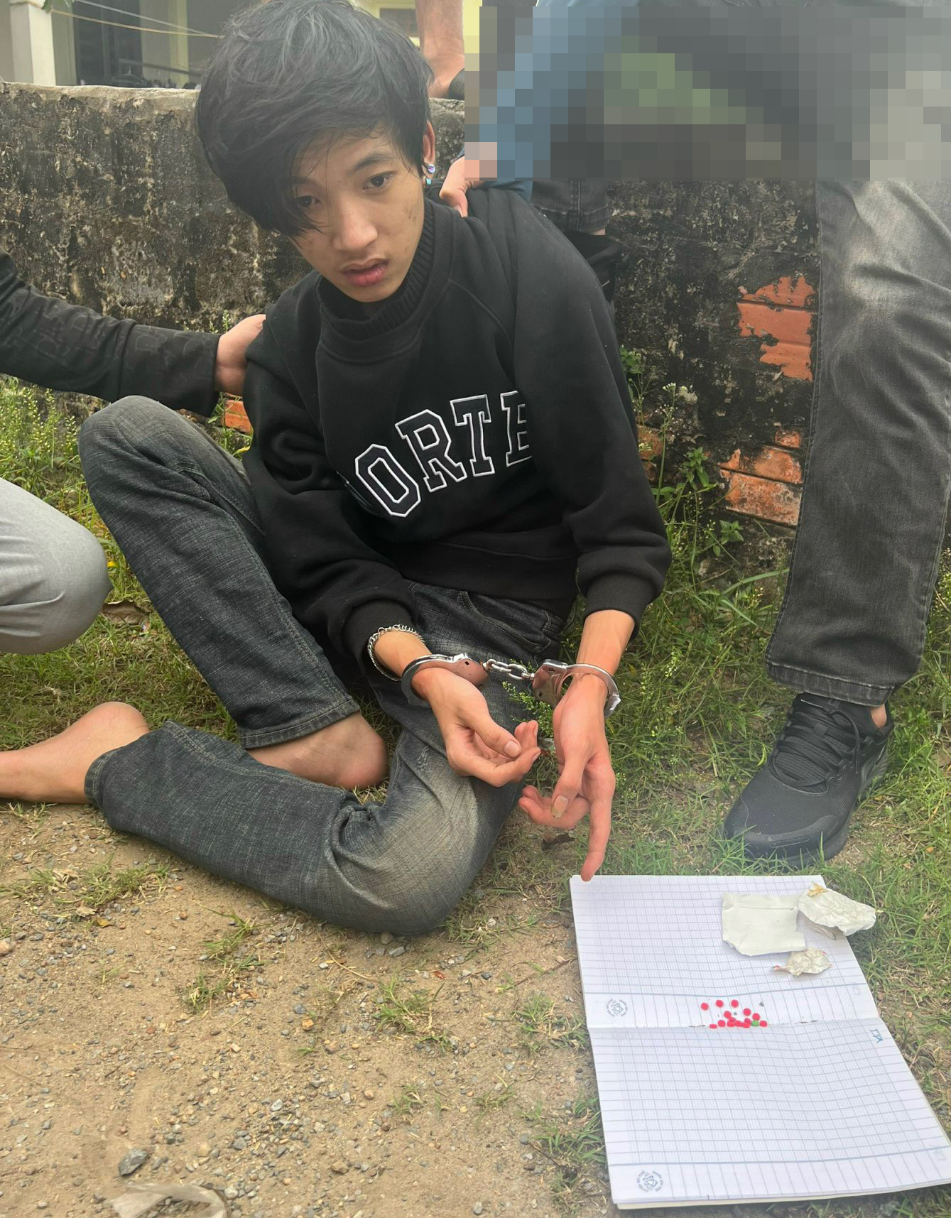 Đối tượng Võ Thanh Tuấn và tang vật.
