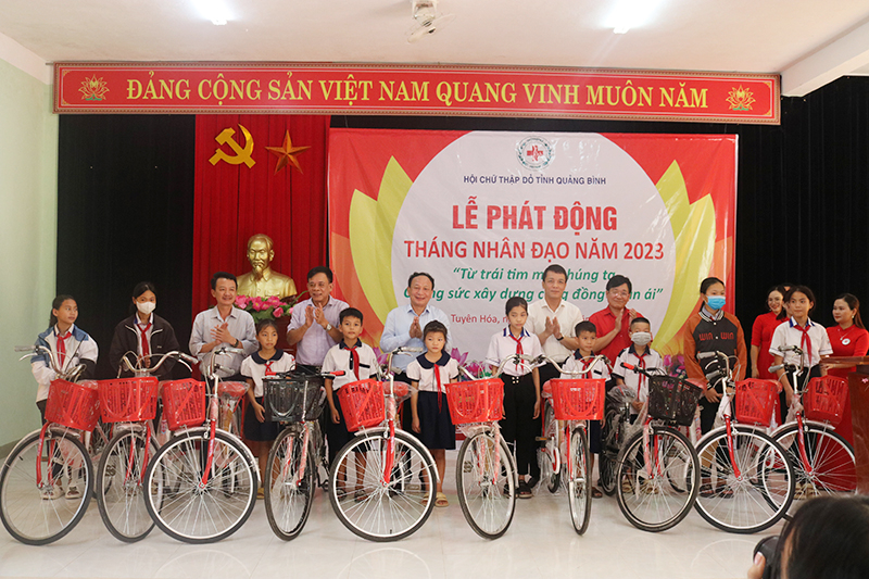 Đồng chí Phó Bí thư Thường trực Tỉnh ủy, Chủ tịch HĐND tỉnh cùng lãnh đạo các ngành, đia phương trao quà cho các hoàn cảnh khó khăn trên địa bàn.