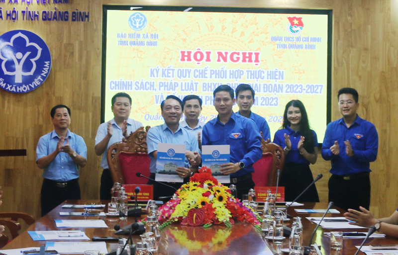 Đại diện lãnh đạo BHXH tỉnh và Tỉnh đoàn ký kết chương trình phối hợp thực hiện chính sách, pháp luật BHXH, BHYT.