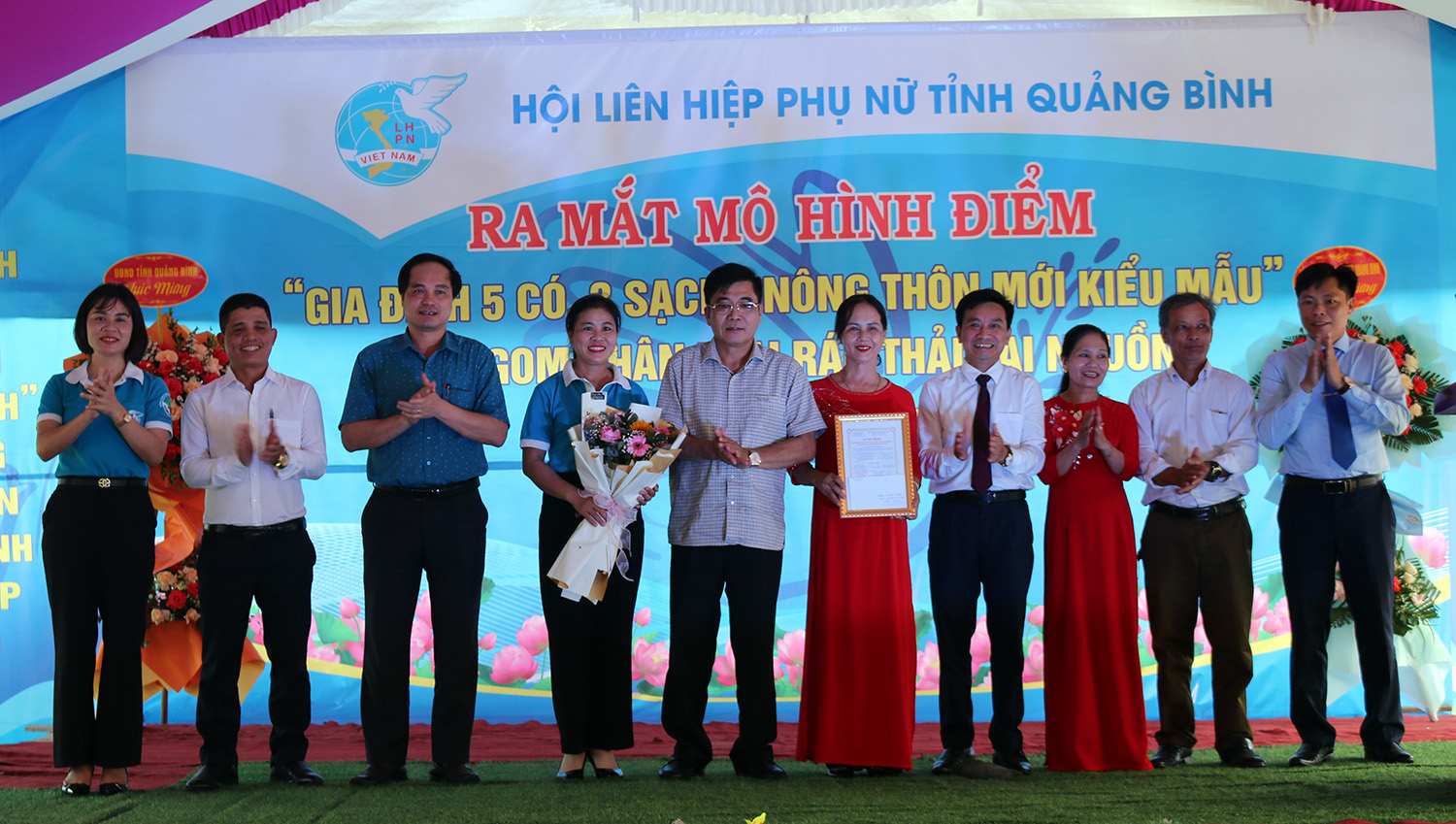 Đồng chí Phó Chủ tịch Thường trực UBND tỉnh Đoàn Ngọc Lâm và Chủ tịch Hội LHPN tỉnh Diệp Thị Minh Quyết tặng quà cho Ban Công tác mặt trận thôn và Ban điều hành mô hình